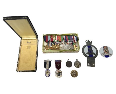 Group of five WW2 medals comprising 1939-1945 War Medal, Defence medal, 1939-1945 Star, Africa Star with 1st Army clasp and I