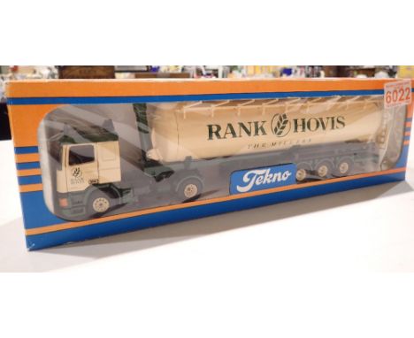 Tekno 1/50 DAF tractor and Rank Hovis Flour powder tanker
