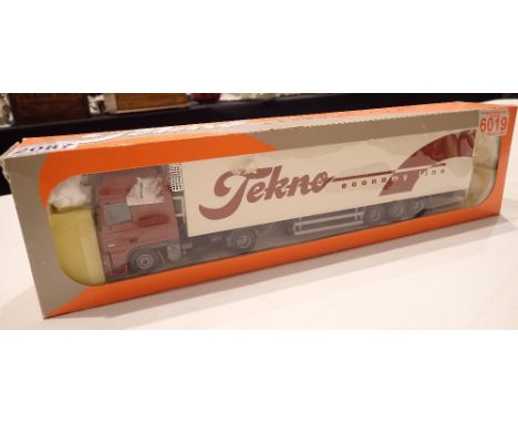 Tekno 1/50 DAF tractor and fridge box trailer Tekno Economy Line