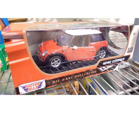 Motor Max 1/18 scale red white roof Mini Cooper