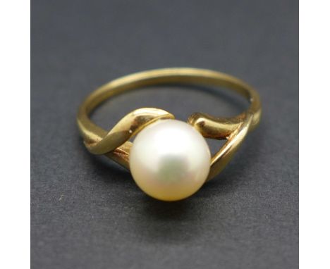 A 9ct gold and pearl ring, 2.1g, N