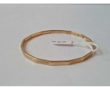 A LARGE 9CT SLAVE BANGLE 17g