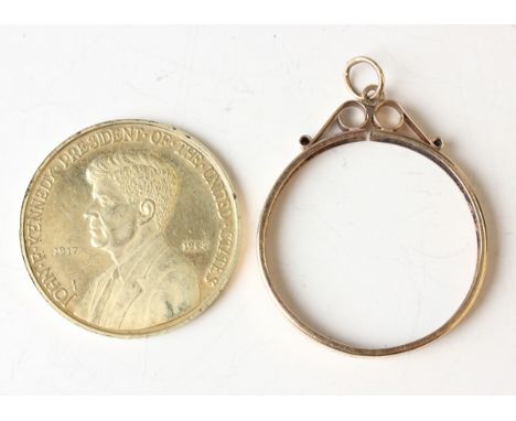A USA gold John F. Kennedy commemorative medal, obverse with portrait and lifetime dates 1917-1963, reverse with Great Seal o