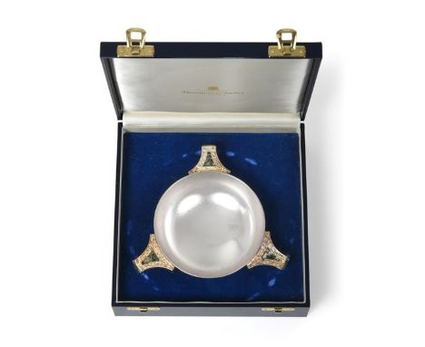 An Elizabeth II Scottish Silver Quaich, by Hamilton and Inches, Edinburgh, 1999, the bowl circular, with three lug handles, e