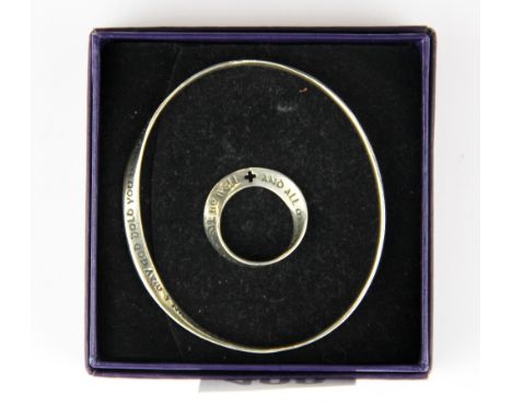 An unusual 925 silver motto bangle and matching ring, 'May the road rise to meet you etc.'.