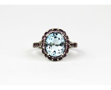 A 925 silver ring set with blue topaz and amethyst (P).