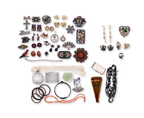 A LARGE GROUP OF ASSORTED COSTUME JEWELLERY AND OTHER ITEMS
To include a large group of brooches; assorted clip and pendant e