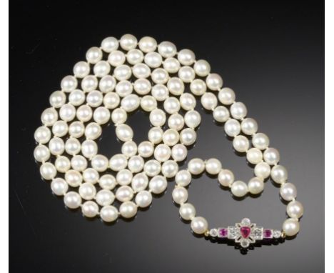 A NECKLACE OF CULTURED PEARLS WITH RUBY AND DIAMOND CLASP of approximately 6.5-7mm cultured pearls, the oblong clasp centred 
