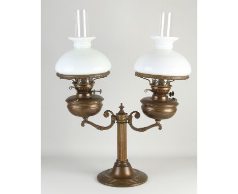 Antique copper double petroleum table lamp.&nbsp;Circa 1880. Dimensions: 67 x 54 x 20 cm.&nbsp;In good condition.