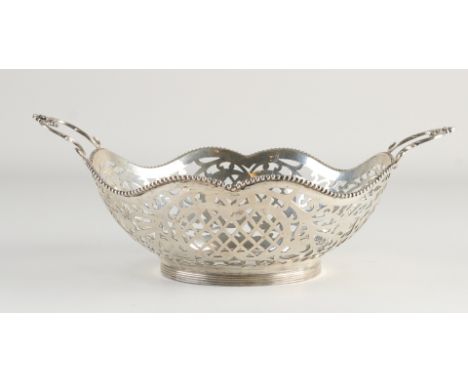 Silver openwork basket, 835/000, oval basket with scalloped edge with pearl finish, with sawn pumpkin and floral pattern.&nbs