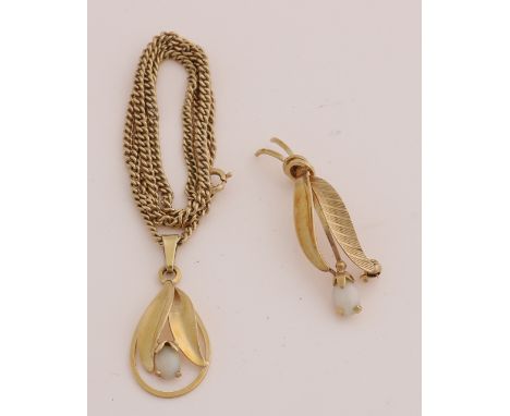 Yellow gold necklace with pendant and brooch, 585/000, with white opal.&nbsp;Gourmet necklace with a pear-shaped pendant with