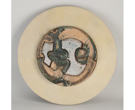 Ceramic artwork by Phil Gearheart in Heusden 1971. On wooden wall plaque.&nbsp;Dimensions: Ø 45 cm.&nbsp;In good condition.