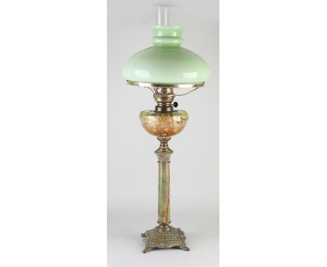 Large antique kerosene lamp with onyx, brass and glass reservoir.&nbsp;Circa 1900. Size: 75 cm.&nbsp;In good condition.