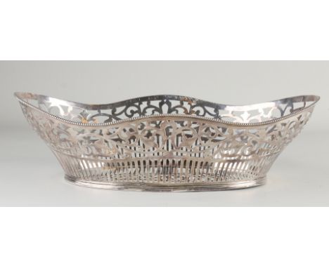 Beautiful bread basket, 925/000, oval model with openwork sawn with bars and floral decor.&nbsp;With a scalloped pearl rim an