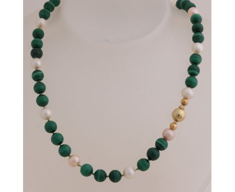Malachite and pearl necklace with gold clasp, 585/000.&nbsp;Necklace of malachite beads, ø 8mm, with a freshwater pearl every