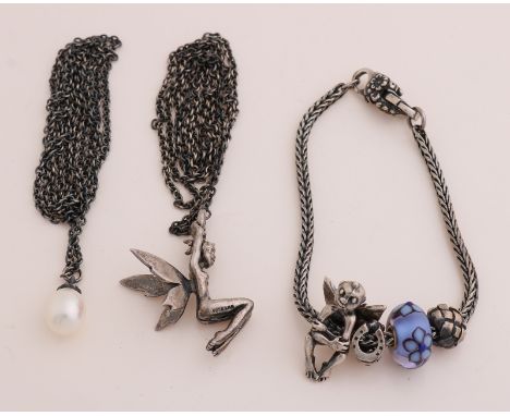 Lot trollbeats, 925/000, with a bracelet with 4 charms, 20 cm, a long fine jasseron necklace with pearl pendant, 70 cm,&nbsp;
