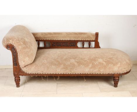 Antique oak chaise longue with railing and light upholstery.&nbsp;Circa 1900. Dimensions: 75 x 180 x 67 cm.&nbsp;In good cond