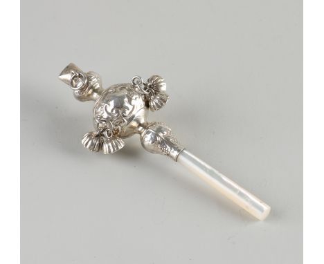 Silver bar rattle, 925/000, with flute and bells decorated with volutes.&nbsp;With mother-of-pearl handle.&nbsp;11 cm.&nbsp;I