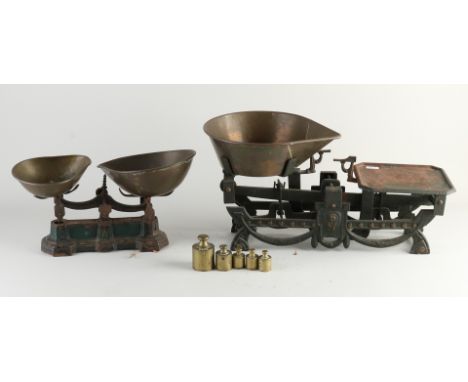 Two antique scales.&nbsp;Cast iron.&nbsp;Circa 1900. With brass weight set.&nbsp;Dimensions: 40 - 50 cm.&nbsp;In good conditi