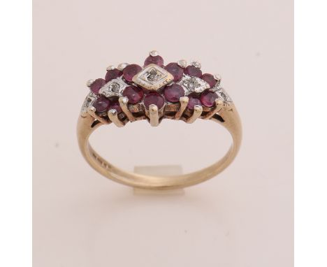 English ring, 375/000, with diamond and ruby.&nbsp;Ring with 3 rosettes at the head with 14 rubies and 5 white gold decorated