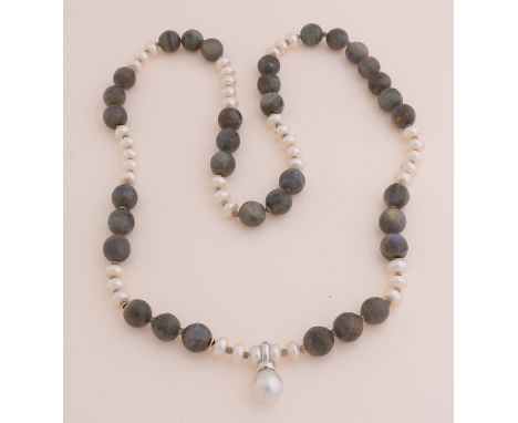 Necklace of freshwater pearls, ø 9mm,&nbsp;and labradorite stones, ø 12mm, decorated with a white gold clip pendant, 585/000,