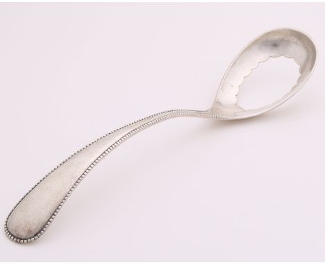 Silver egg spoon, 835/000, with open bowl with scalloped edge and a handle with pearl edge.&nbsp;MT.: JMvan Kempen, Voorschot