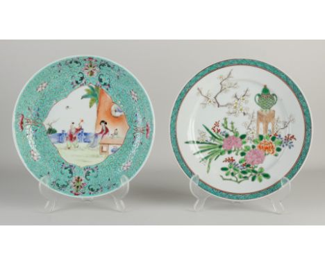 Two porcelain Family Rose plates.&nbsp;Japan/China.&nbsp;First half 20th century.&nbsp;Dimensions: Ø 23.5 - 24 cm.&nbsp;In go