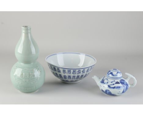 Lot of Chinese porcelain.&nbsp;(1) Come with text + bottom mark.&nbsp;(2) Drawing pot with landscape decor + bottom mark.&nbs