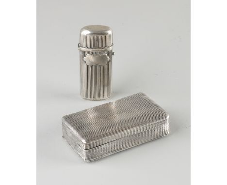 Silver snuff box and matchstick box, 833/000, with rib decor.&nbsp;Rectangular box with hinged lid, fully equipped with a rib