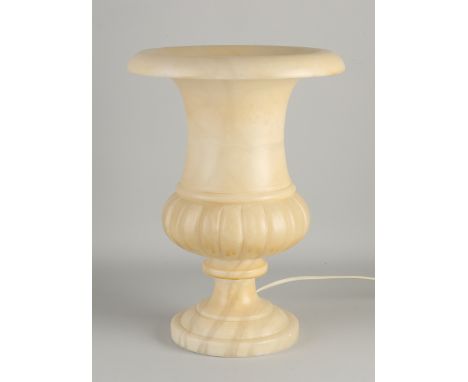 Italian alabaster table lamp in crater vase shape.&nbsp;Second half of the 20th century.&nbsp;Dimensions: H 34 cm.&nbsp;In go