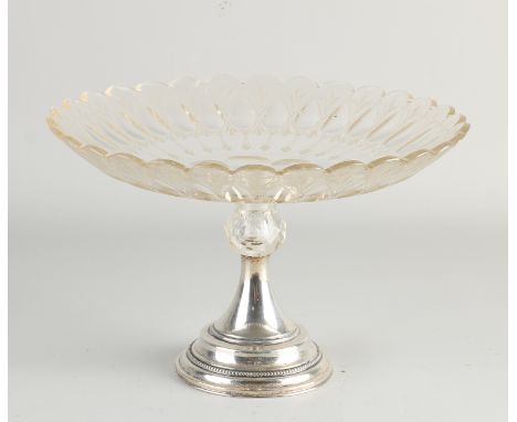 Crystal tazza with etched decor and a scalloped edge, placed on a round silver base with pearl rim.&nbsp;833/000.&nbsp;dent i
