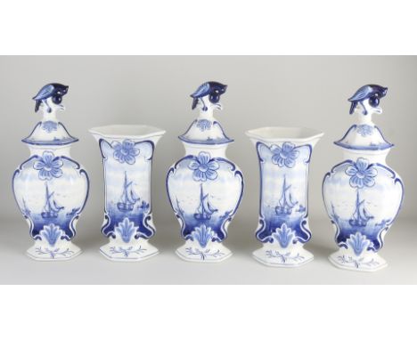 Five-piece Delft Fayence garniture with sailboat decor.&nbsp;First half 20th century.&nbsp;Dimensions: H 26 - 36 cm.&nbsp;In 