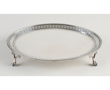 Beautiful oval silver cabaret, 925/000, placed on 4 claw feet and decorated with decorated edges with pearl and floral decora