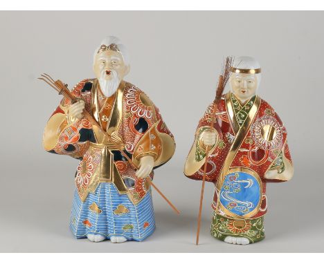 Two Satsuma figures.&nbsp;Japan.&nbsp;First half 20th century.&nbsp;Husband and wife.&nbsp;Dimensions: H 23 - 25 cm.&nbsp;In 