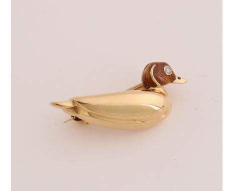 Yellow gold brooch, 750/000, in the shape of a duck.&nbsp;The head is decorated with brown enamel and the eye is set with a s