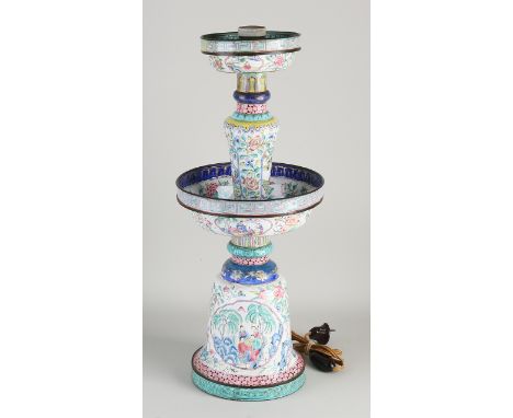 Large antique Chinese lamp base of painted enamel.&nbsp;Formerly oil lamp.&nbsp;damaged.&nbsp;Dimensions: H 49 cm.&nbsp;In fa