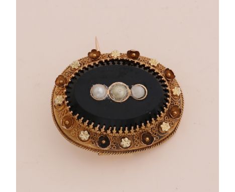 Yellow gold brooch, 585/000, with onyx and pearl.&nbsp;Oval regional brooch with a decorated yellow gold edge with buttons, f