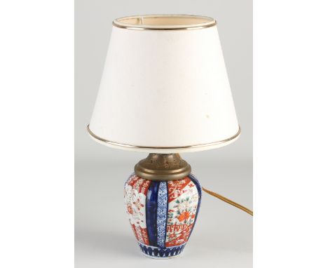 Antique Japanese Imari porcelain table lamp.&nbsp;Circa 1900. Dimensions: H 33 cm.&nbsp;In good condition.