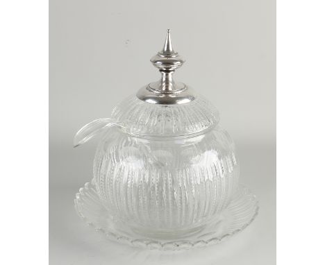 Crystal bowl pot with olive and rib cut, with a lid with large silver knob with pearl finish, 833/000.&nbsp;The bowl pot is p