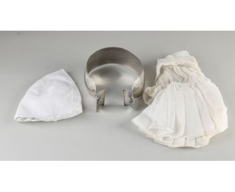 Silver ear iron, 833/000, decorated with so-called books with pearl rim and flower rosette, North Holland.&nbsp;MT.: J.van St