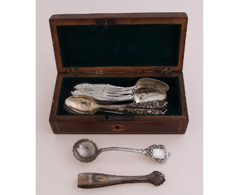 Wooden spoon box with inlay with 14 silver coffee spoons and a lump tongs.&nbsp;8 Spoons with Biedermeier engraving, 835/000,