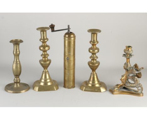 Four antique brass candlesticks + coffee grinder.&nbsp;Dimensions: H 21 - 28 cm.&nbsp;In good condition.