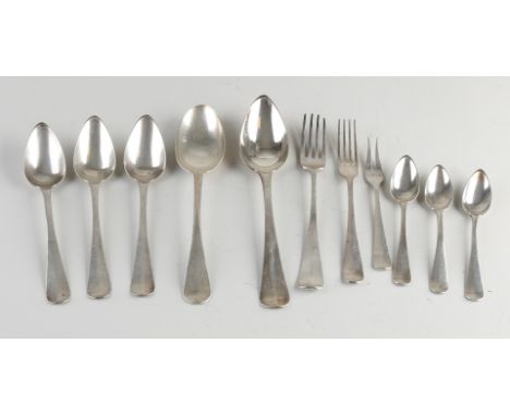 Lot silver cutlery, 833/000, Dutch smooth with 2 table spoons, 1 of which is 18th century, 3 dessert spoons, 2 forks, one wit
