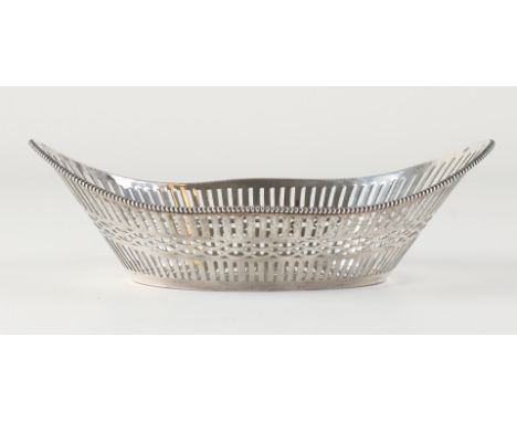 Silver bonbon basket, 833/000, oval model with wavy rim with pearl rim.&nbsp;The basket has a sawn bar and oval decor.&nbsp;M