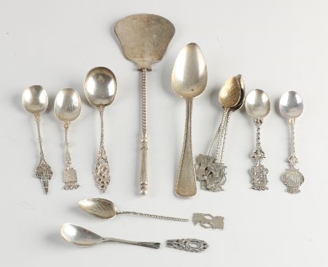 Large lot of silver scoops with a petit four scoop with twisted handle, dessert spoon with pearl rim and monogram engraving, 