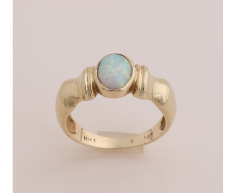 Yellow gold ring, 585/000, with opal.&nbsp;convex ring with an oval cabouchon opal in the middle.&nbsp;Ring width 8 mm.&nbsp;