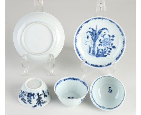 Three 18th century Chinese porcelain cups + two saucers.&nbsp;Floral decor.&nbsp;One head good, two heads hairline.&nbsp;Plat