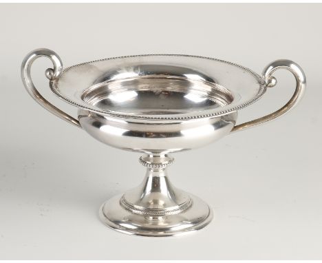 Silver sugar bowl, 833/000, in goblet shape, on a round foot and with a round bowl with pearl rim.&nbsp;Fitted with curled ha