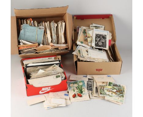 Collection of Dutch postcards + letters.&nbsp;First half 20th century.&nbsp;With stamps in box.&nbsp;Size: 10 - 15 cm.&nbsp;I
