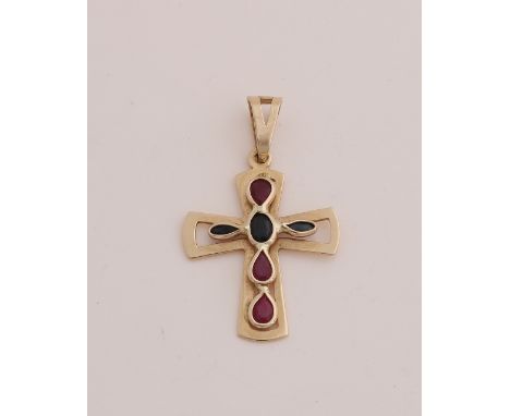 Yellow gold pendant in the shape of a cross, 585/000, with ruby ??and sapphire.&nbsp;34x19mm.&nbsp;about 1.5 grams.&nbsp;In g